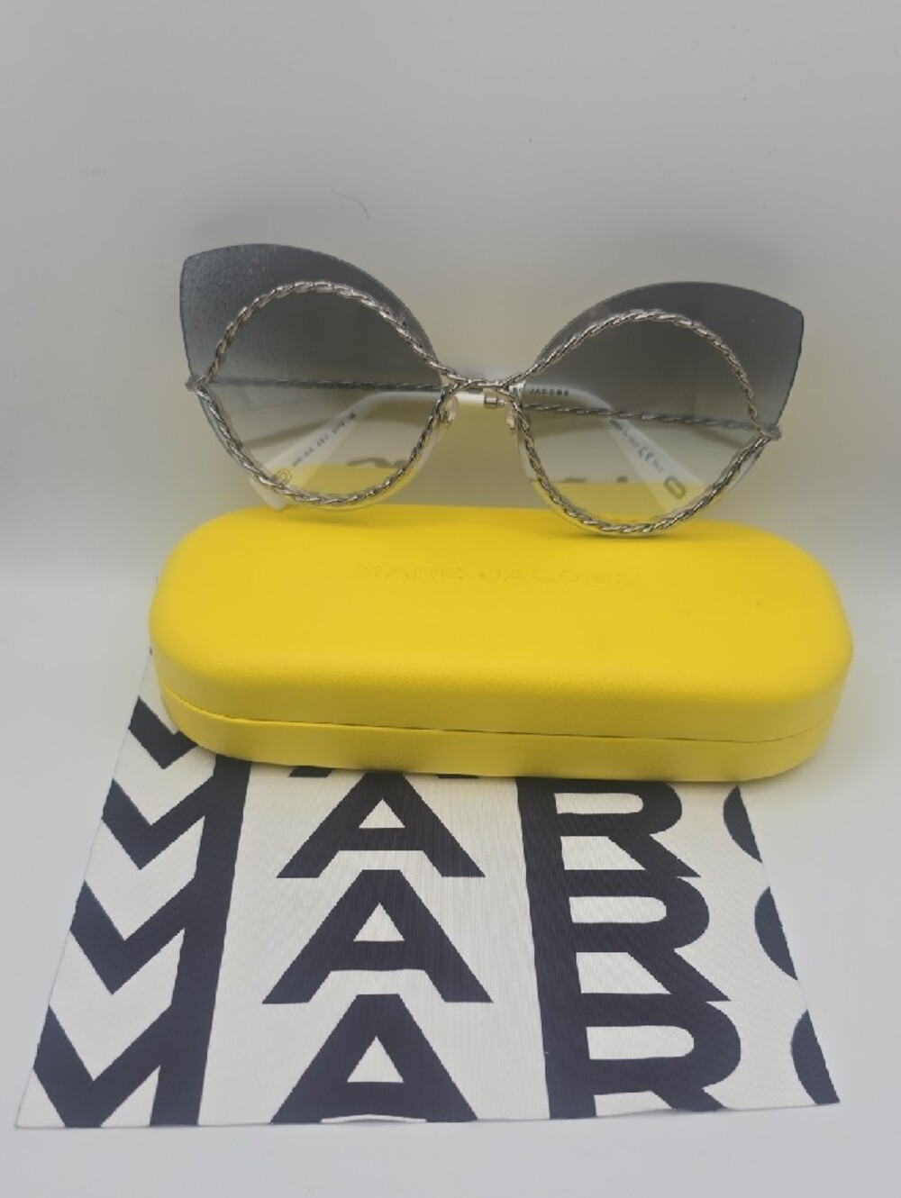 Marc Jacobs Silver Gradient Round Chain Cat-Eye Sunnies (FULL INC)(NWOT)🩶 - Picture 2 of 9